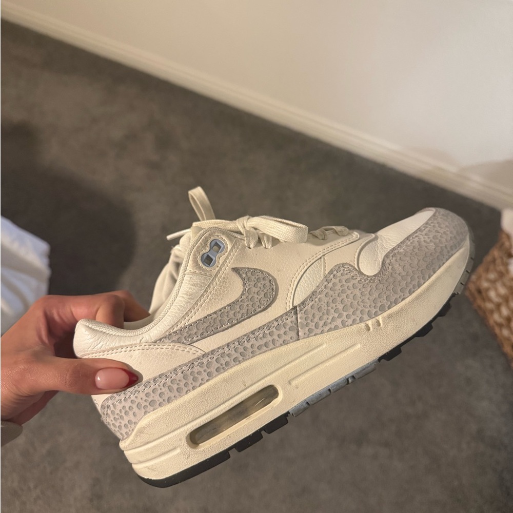Nike Women's Sneakers in Cream and Gray